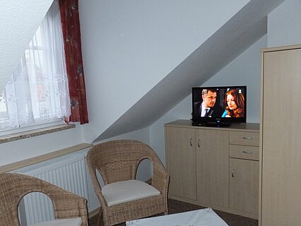 Schlafzimmer mit 2. kleinen Fernseher 