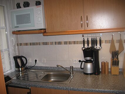 Küche mit Microwelle, Kaffeemaschine, ...
