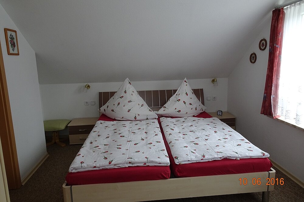 Schlaffzimmer mit Doppelbett